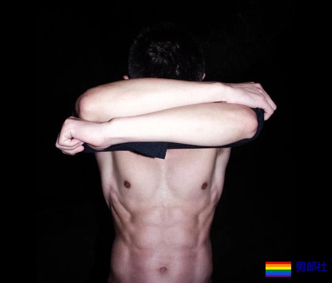 一身筋肉的禁欲系美术老师，脱掉衣服在野地里硬起来有多帅~ - 51虹马