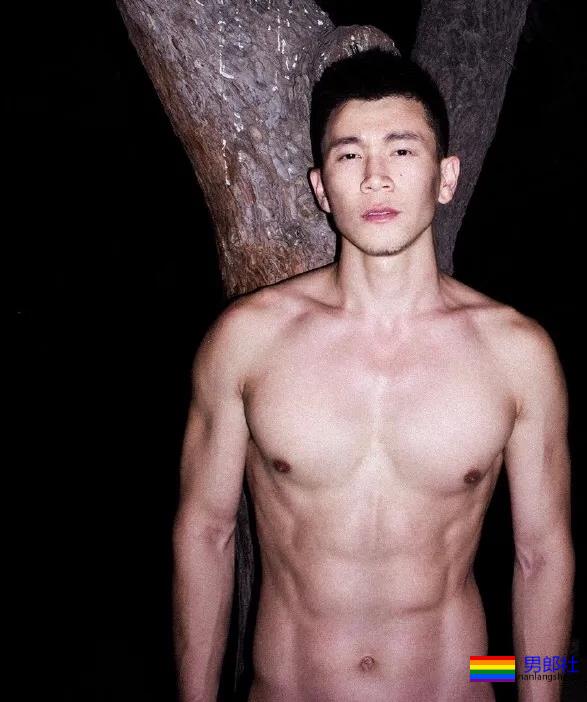 一身筋肉的禁欲系美术老师，脱掉衣服在野地里硬起来有多帅~ - 51虹马