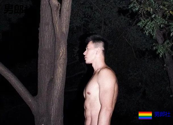 一身筋肉的禁欲系美术老师，脱掉衣服在野地里硬起来有多帅~ - 51虹马