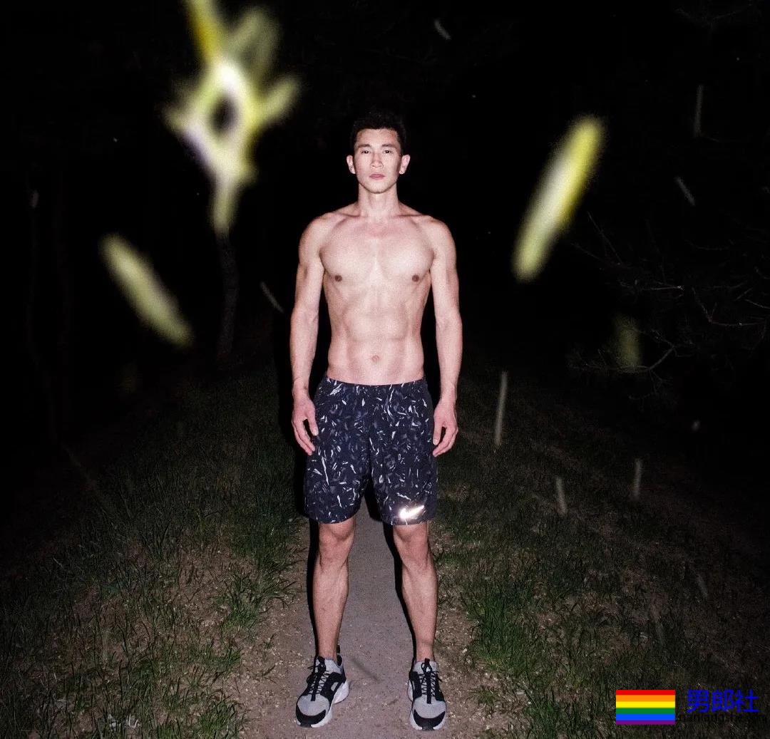 一身筋肉的禁欲系美术老师，脱掉衣服在野地里硬起来有多帅~ - 51虹马