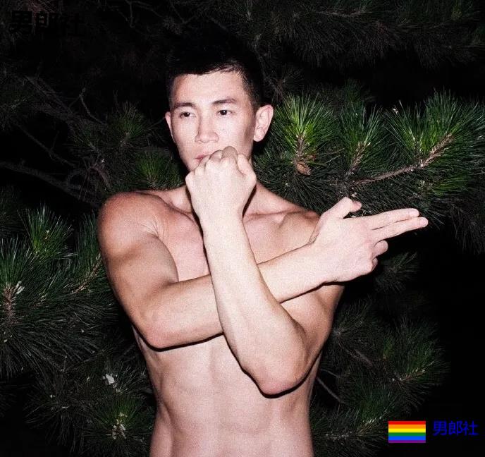 一身筋肉的禁欲系美术老师，脱掉衣服在野地里硬起来有多帅~ - 51虹马