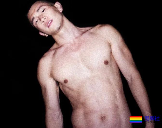 一身筋肉的禁欲系美术老师，脱掉衣服在野地里硬起来有多帅~ - 51虹马