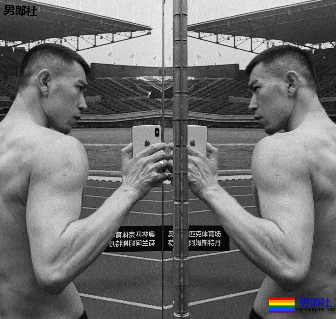 一身筋肉的禁欲系美术老师，脱掉衣服在野地里硬起来有多帅~ - 51虹马