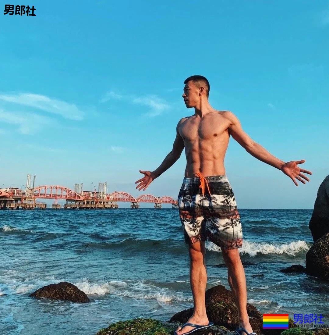 一身筋肉的禁欲系美术老师，脱掉衣服在野地里硬起来有多帅~ - 51虹马