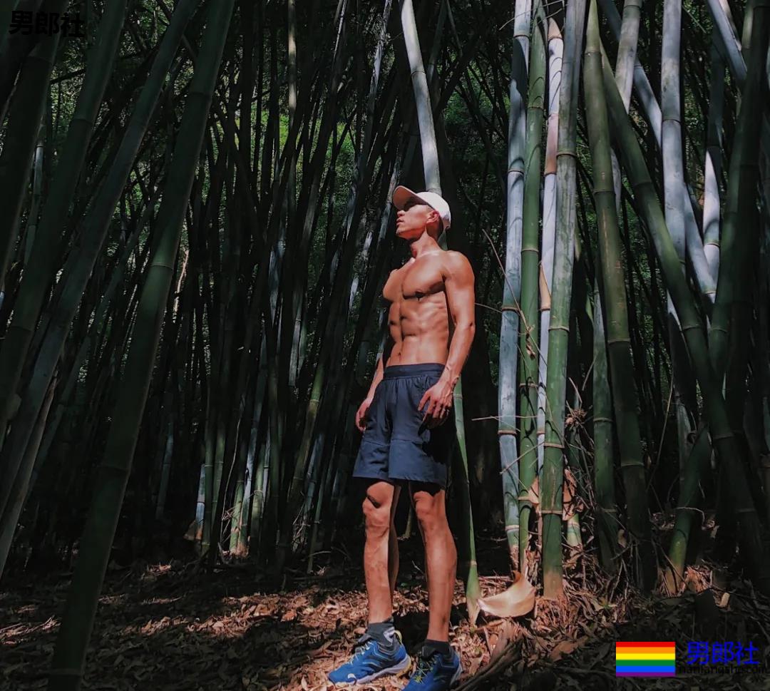 一身筋肉的禁欲系美术老师，脱掉衣服在野地里硬起来有多帅~ - 51虹马