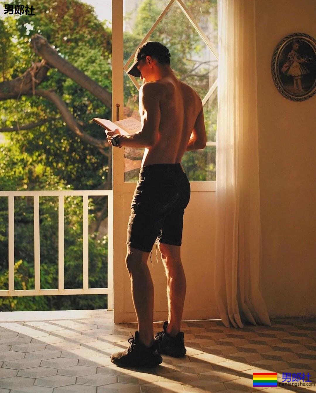 一身筋肉的禁欲系美术老师，脱掉衣服在野地里硬起来有多帅~ - 51虹马