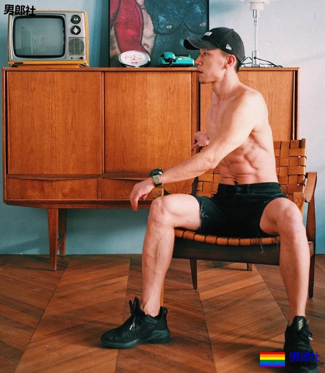 一身筋肉的禁欲系美术老师，脱掉衣服在野地里硬起来有多帅~ - 51虹马