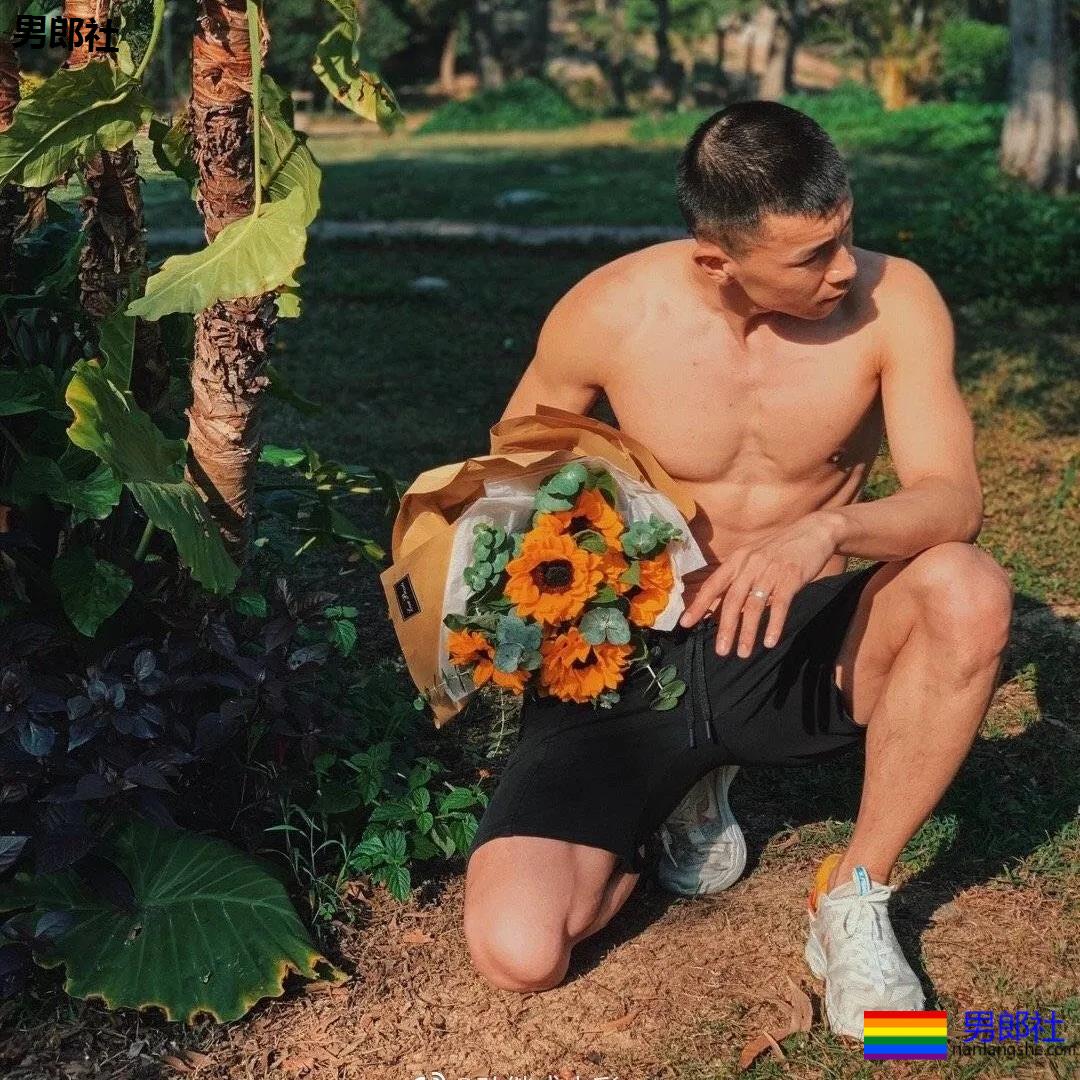 一身筋肉的禁欲系美术老师，脱掉衣服在野地里硬起来有多帅~ - 51虹马