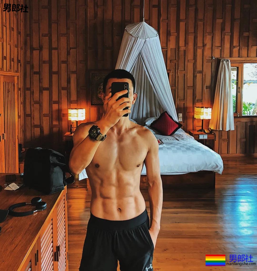 一身筋肉的禁欲系美术老师，脱掉衣服在野地里硬起来有多帅~ - 51虹马