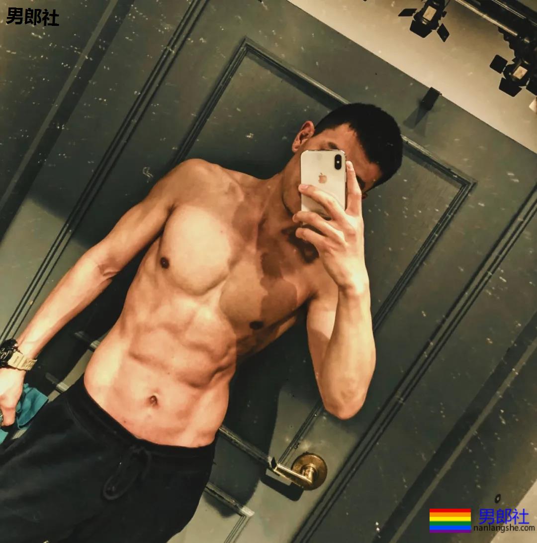 一身筋肉的禁欲系美术老师，脱掉衣服在野地里硬起来有多帅~ - 51虹马