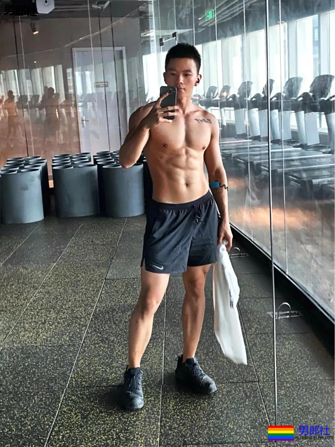 六块腹肌短发小狼狗，我康康谁又可以了？ - 51虹马