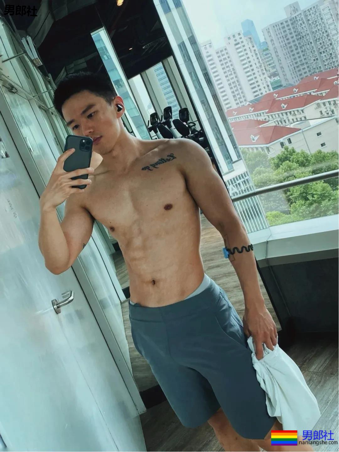 六块腹肌短发小狼狗，我康康谁又可以了？ - 51虹马