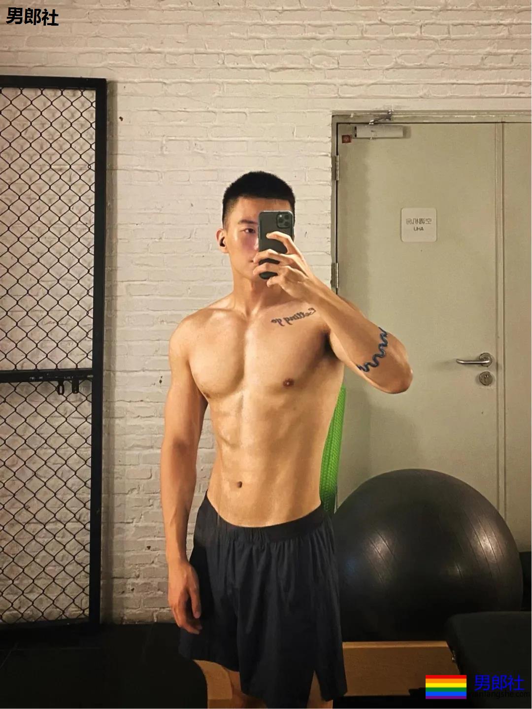 六块腹肌短发小狼狗，我康康谁又可以了？ - 51虹马