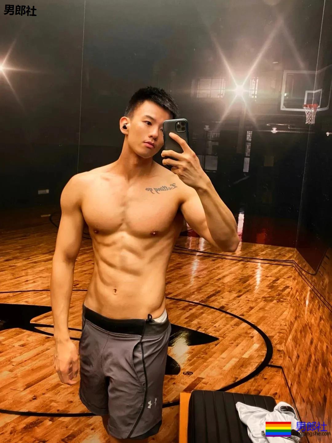 六块腹肌短发小狼狗，我康康谁又可以了？ - 51虹马