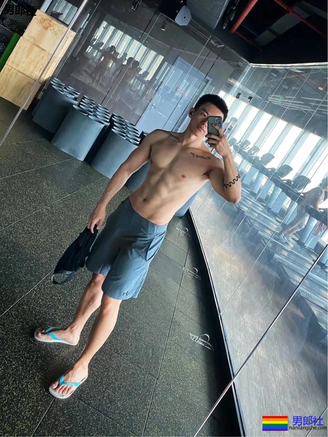 六块腹肌短发小狼狗，我康康谁又可以了？ - 51虹马