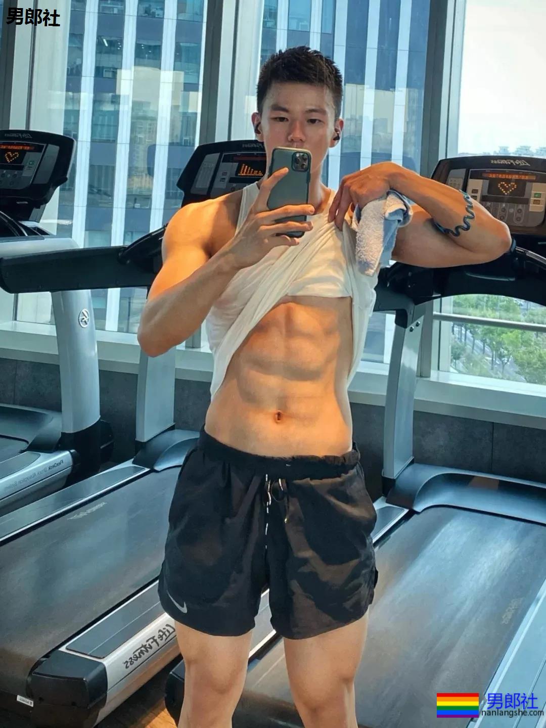 六块腹肌短发小狼狗，我康康谁又可以了？ - 51虹马