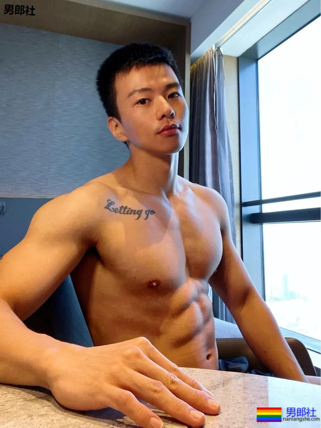 六块腹肌短发小狼狗，我康康谁又可以了？ - 51虹马