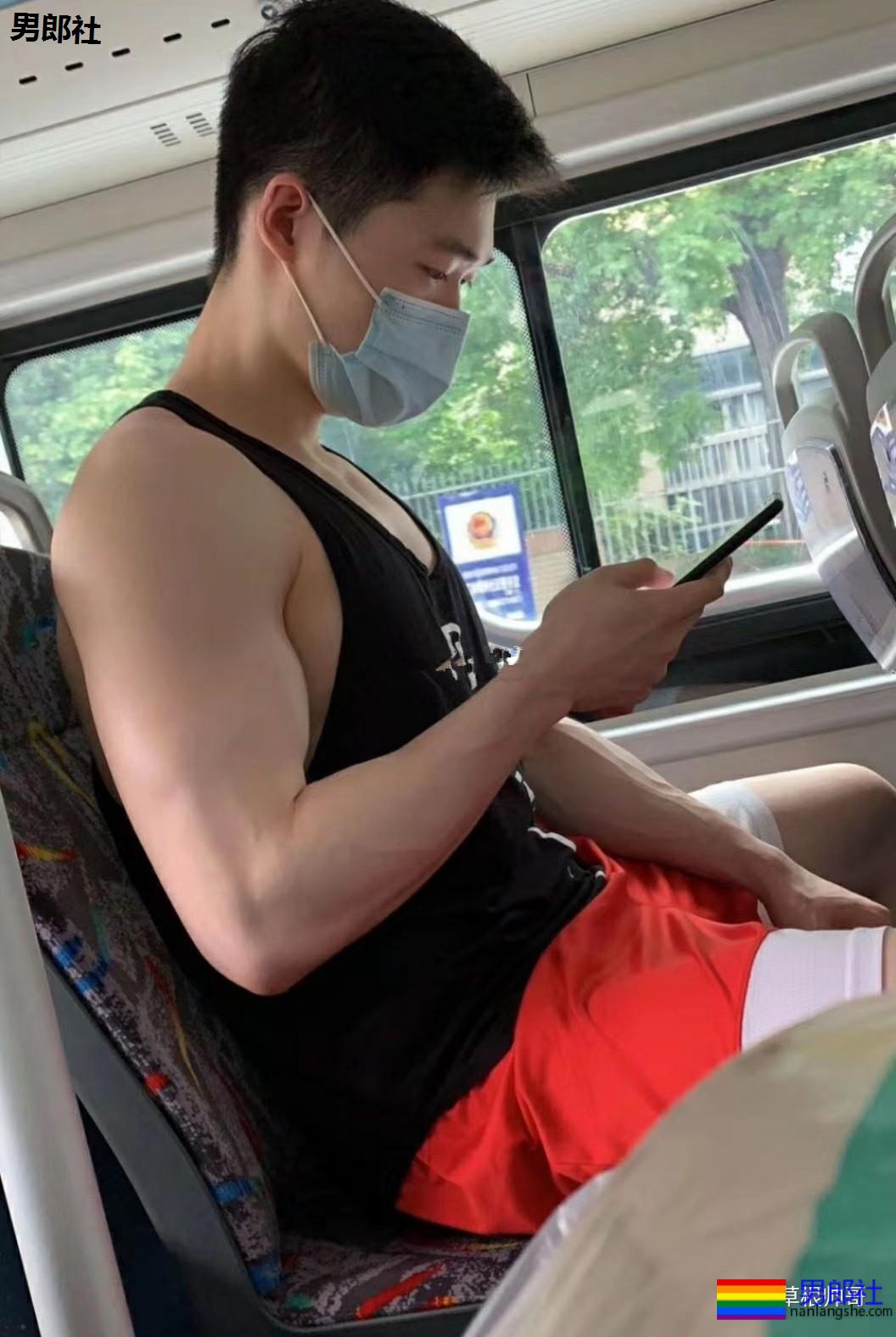 公交车上遇见的红短裤肌肉帅哥-51虹马