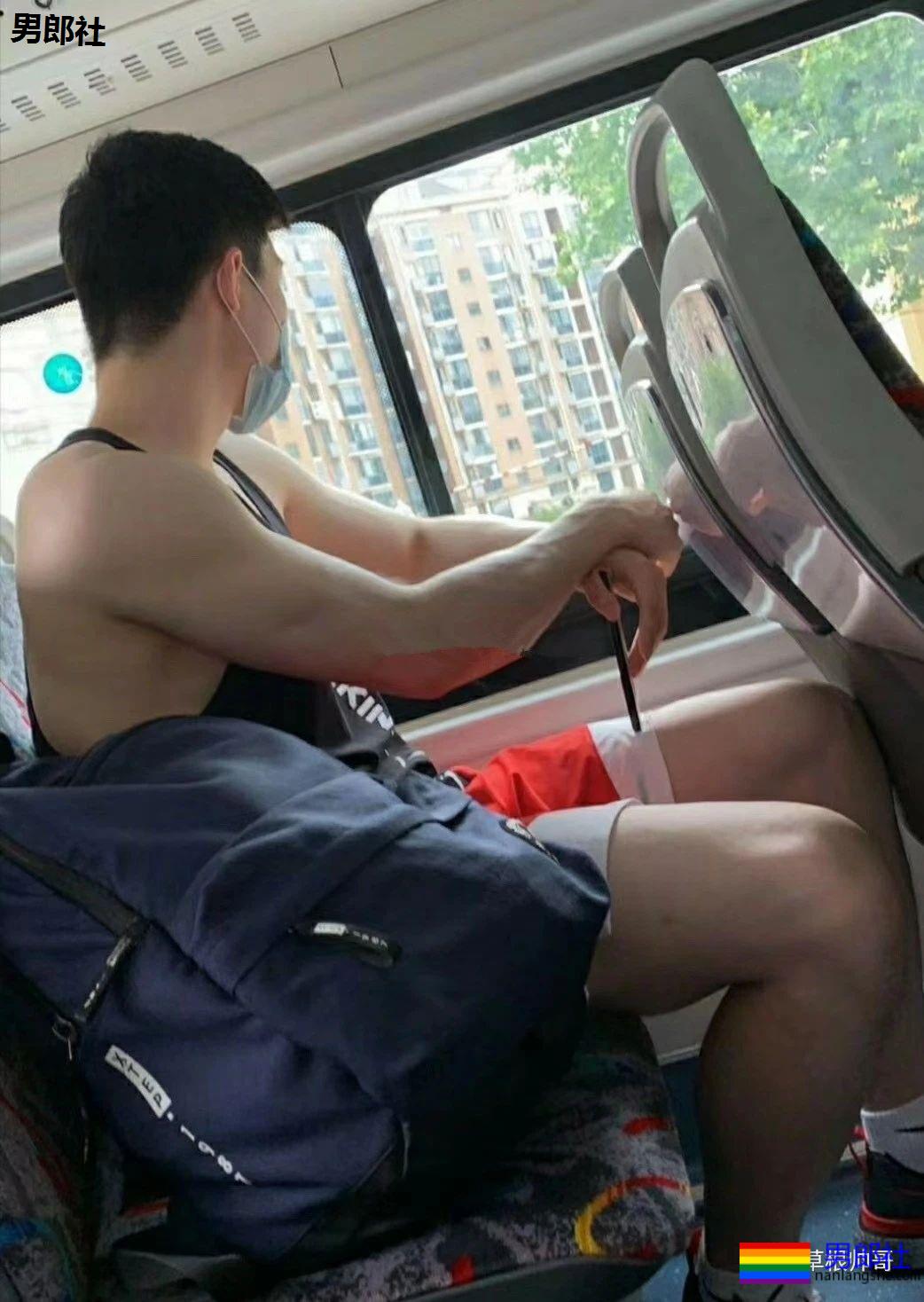 公交车上遇见的红短裤肌肉帅哥 - 51虹马