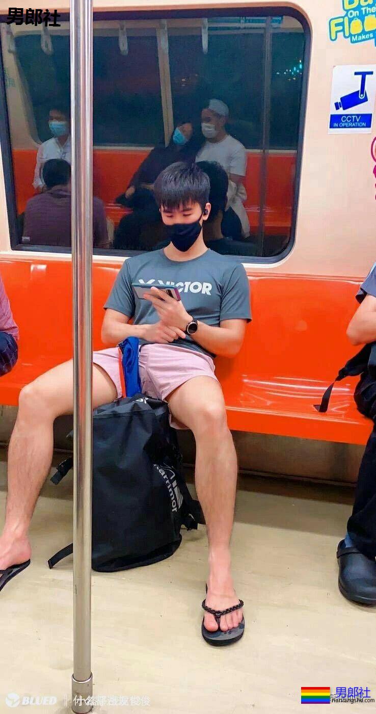 公交车上遇见的红短裤肌肉帅哥 - 51虹马