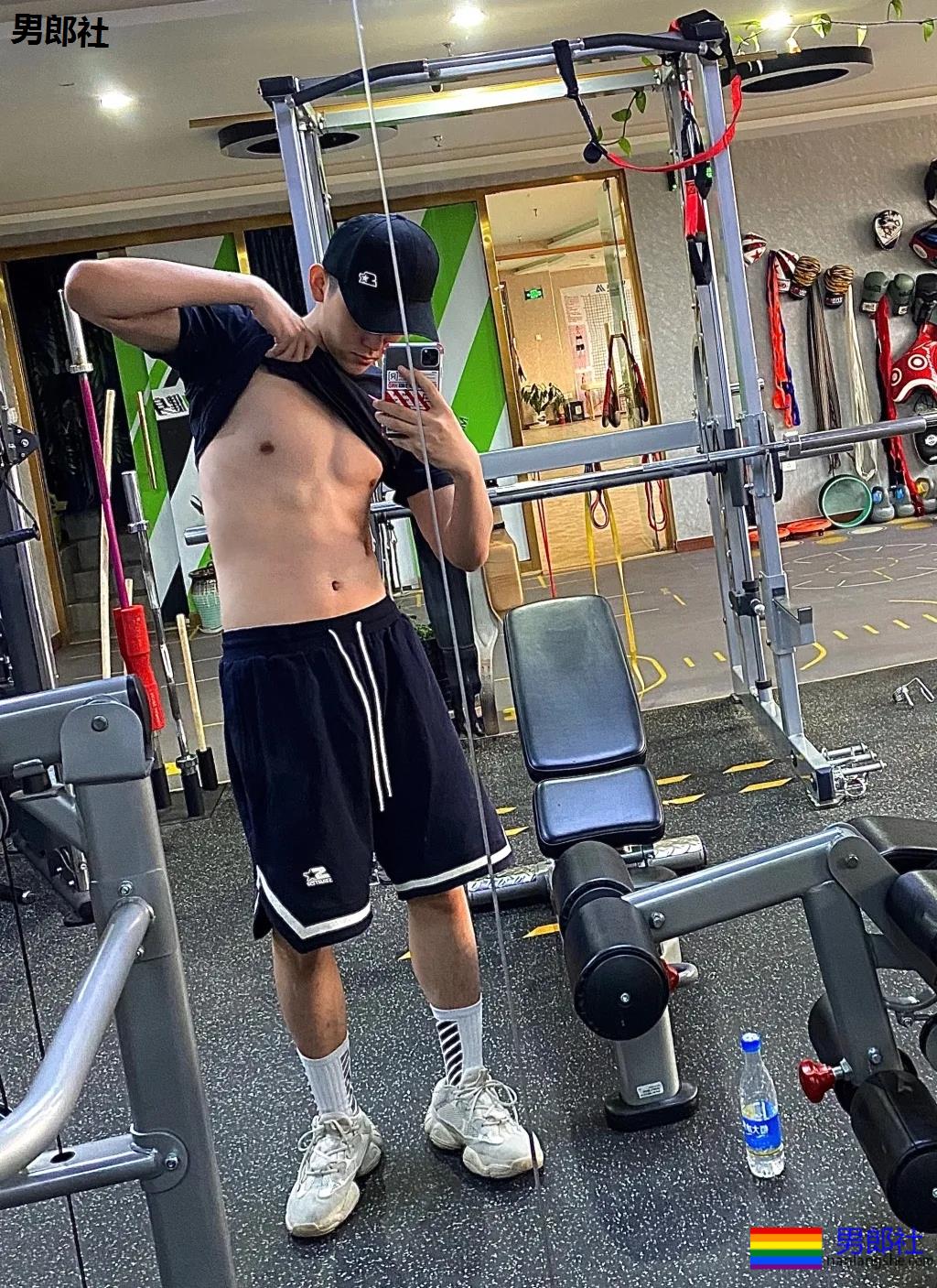 白嫩干净的腹肌小奶狗，鲜软萌帅有点甜！ - 51虹马