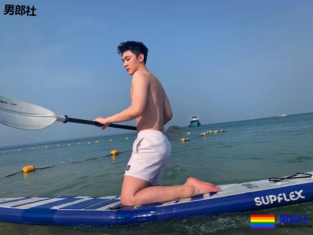 白嫩干净的腹肌小奶狗，鲜软萌帅有点甜！ - 51虹马