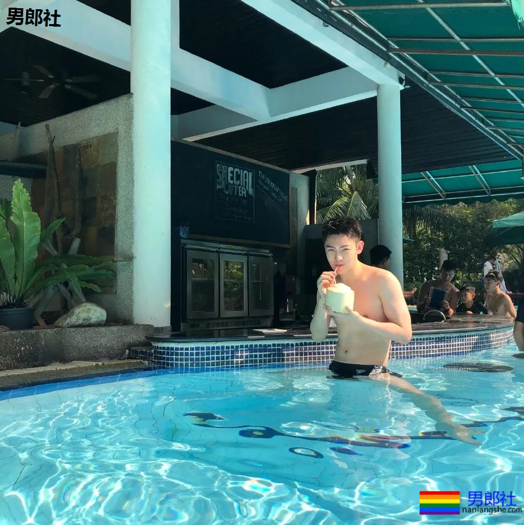 白嫩干净的腹肌小奶狗，鲜软萌帅有点甜！ - 51虹马