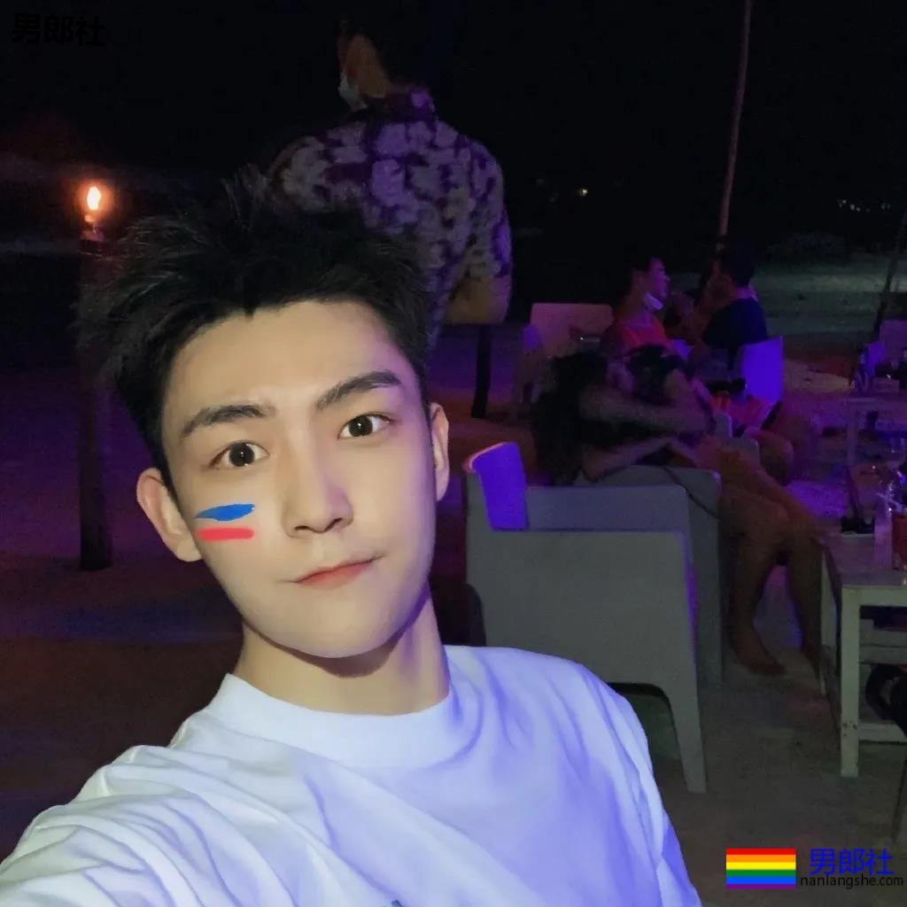 白嫩干净的腹肌小奶狗，鲜软萌帅有点甜！ - 51虹马