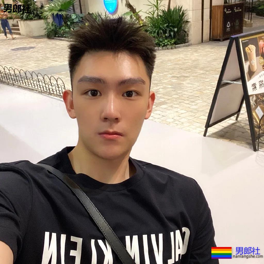 白嫩干净的腹肌小奶狗，鲜软萌帅有点甜！ - 51虹马