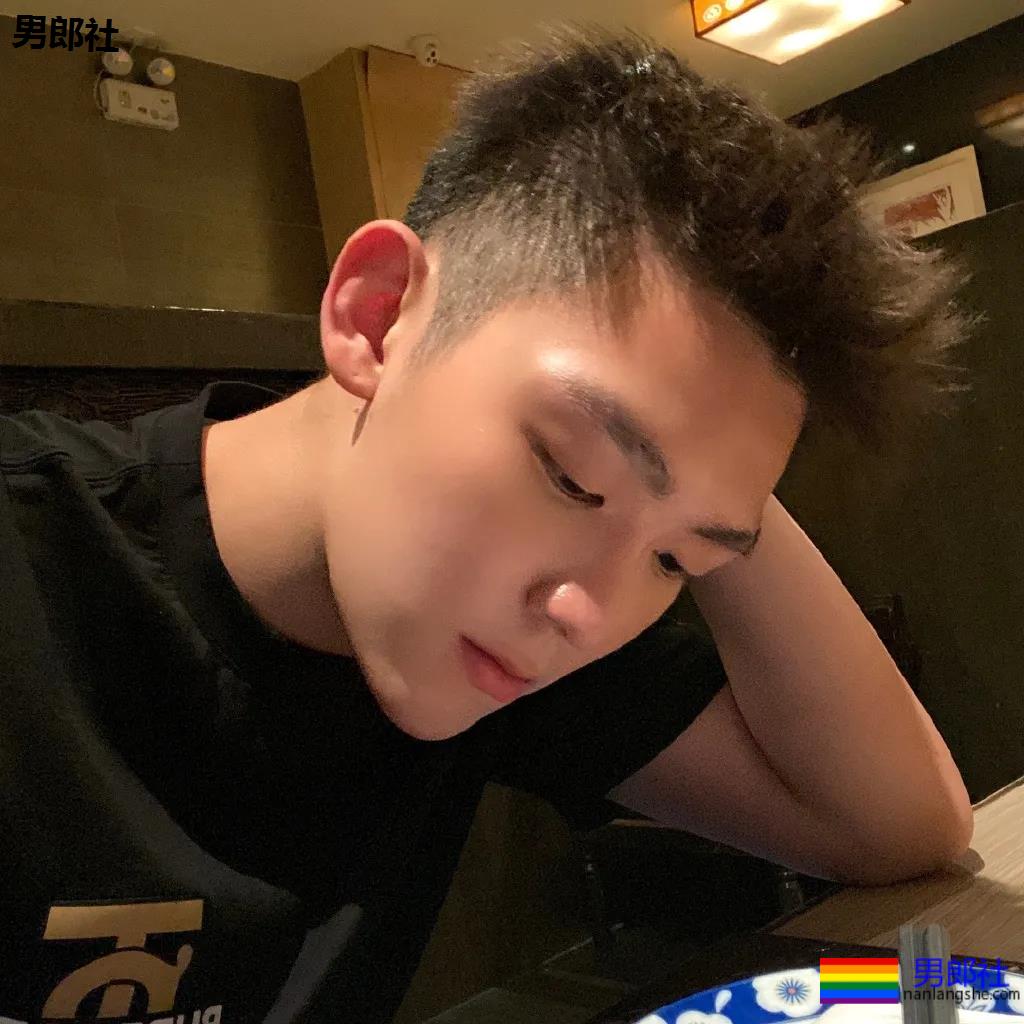 白嫩干净的腹肌小奶狗，鲜软萌帅有点甜！ - 51虹马