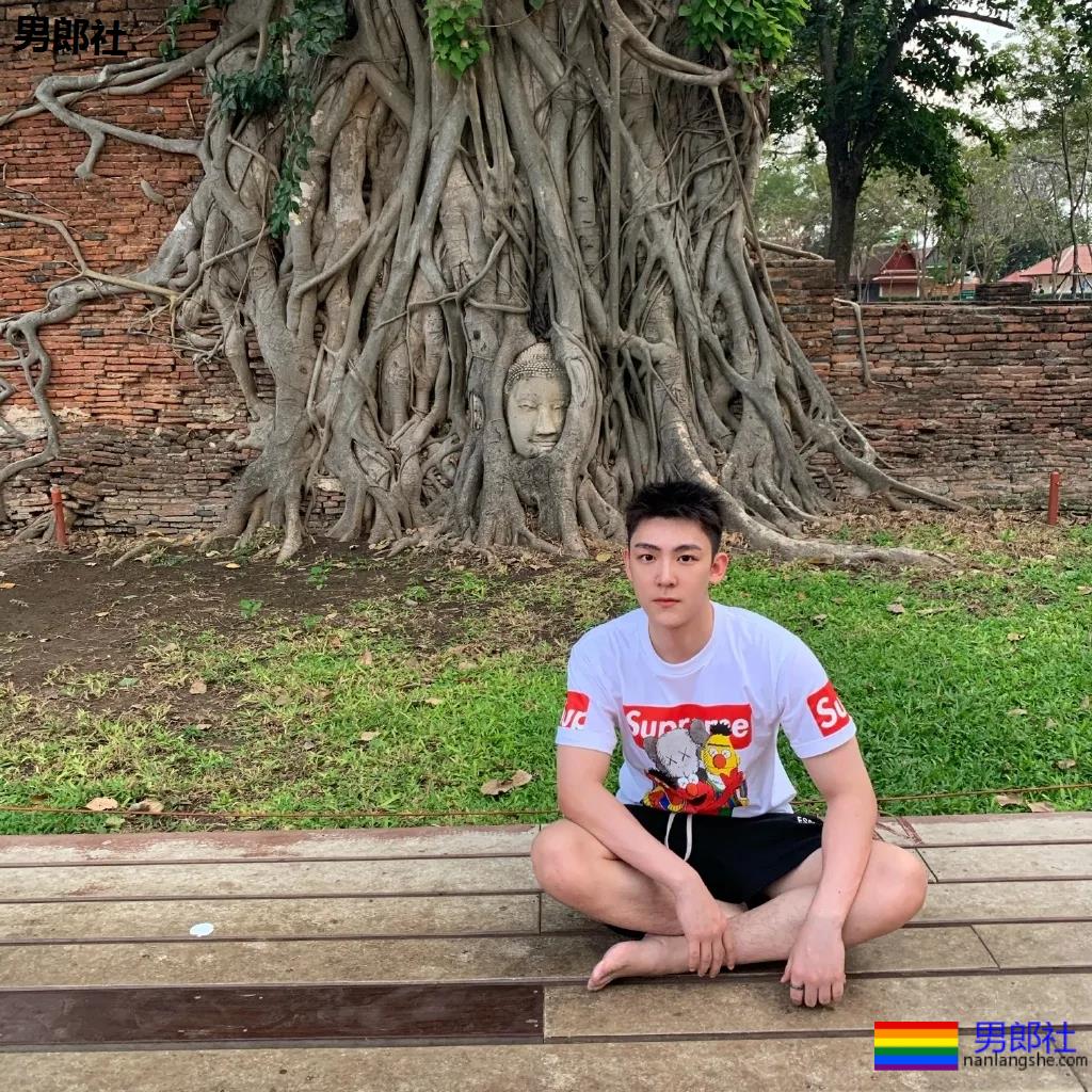 白嫩干净的腹肌小奶狗，鲜软萌帅有点甜！ - 51虹马