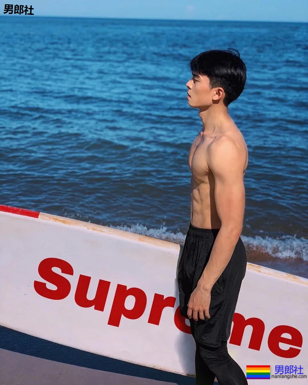 全网冲浪肌肉型男大比拼！一水泳裤腱子肉小狼狗，太A了！ - 51虹马