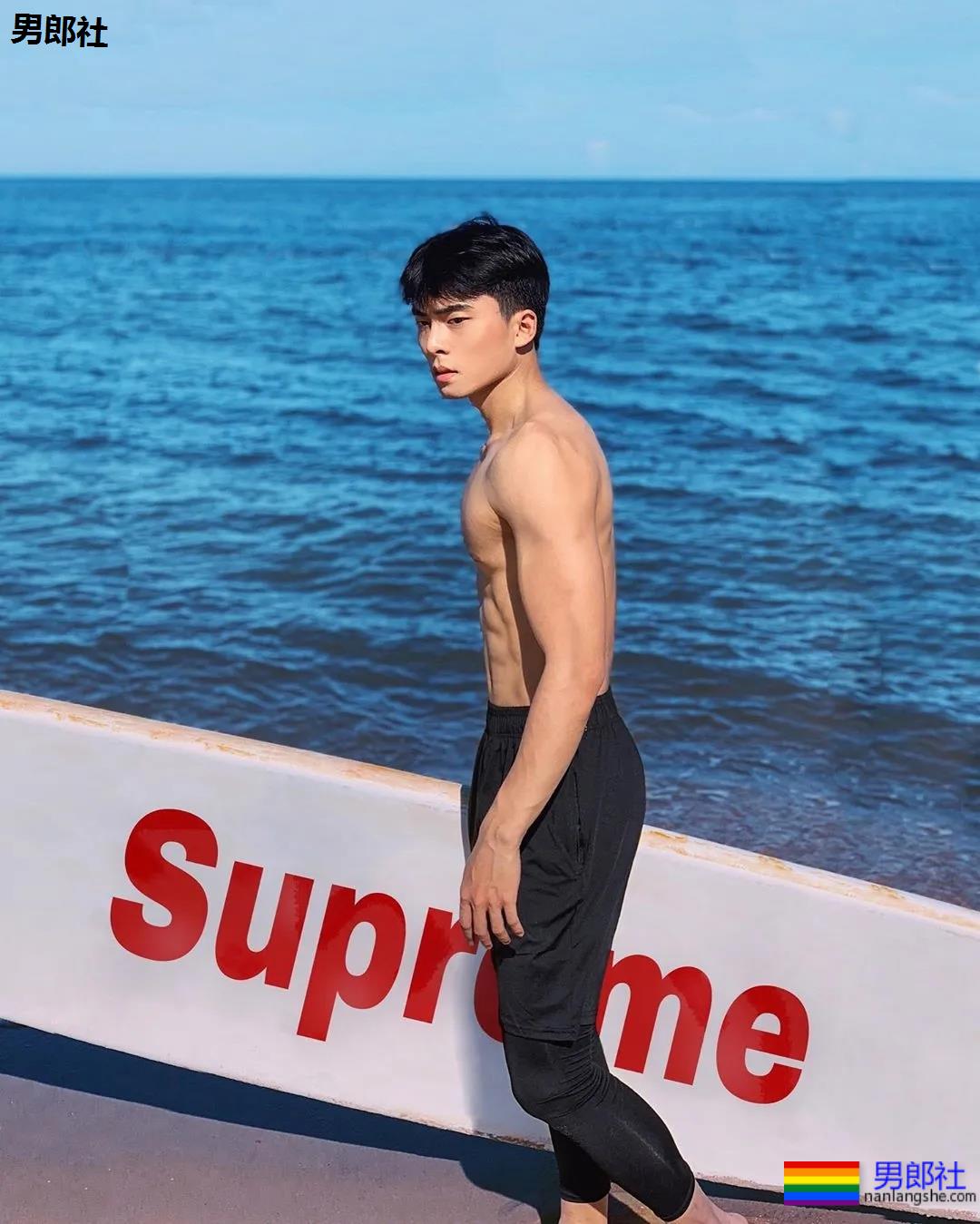 全网冲浪肌肉型男大比拼！一水泳裤腱子肉小狼狗，太A了！ - 51虹马