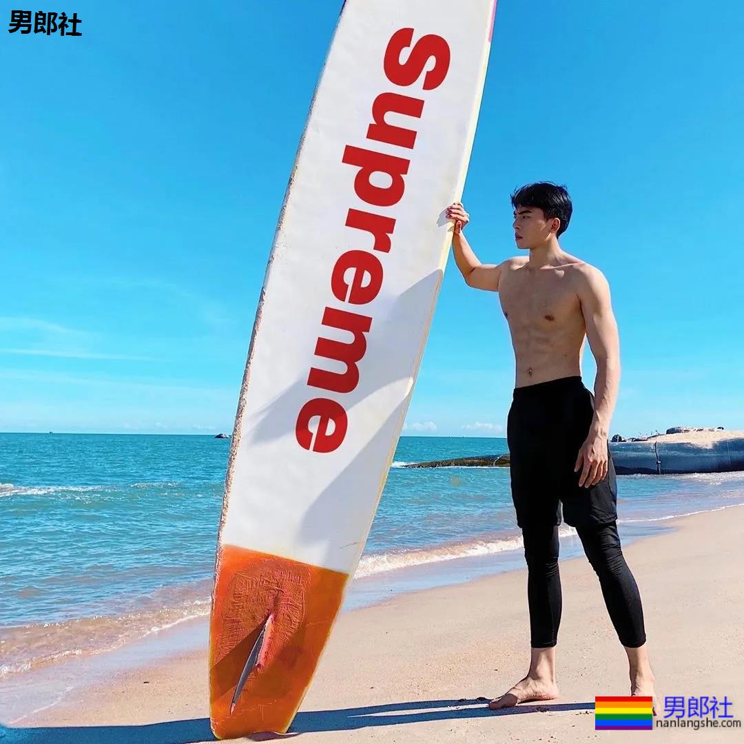 全网冲浪肌肉型男大比拼！一水泳裤腱子肉小狼狗，太A了！ - 51虹马