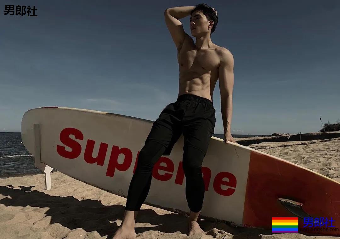 全网冲浪肌肉型男大比拼！一水泳裤腱子肉小狼狗，太A了！ - 51虹马