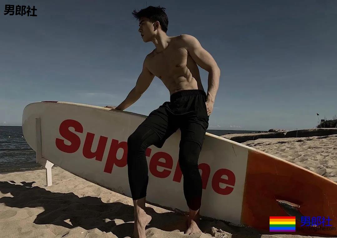 全网冲浪肌肉型男大比拼！一水泳裤腱子肉小狼狗，太A了！ - 51虹马
