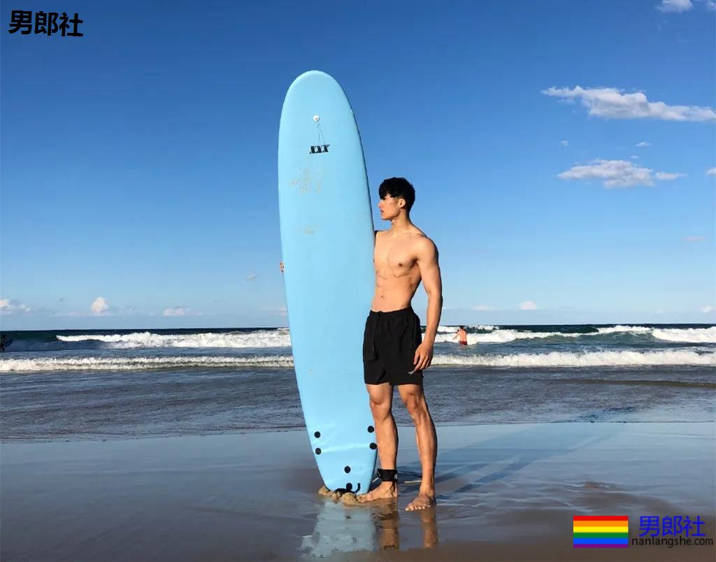 全网冲浪肌肉型男大比拼！一水泳裤腱子肉小狼狗，太A了！ - 51虹马