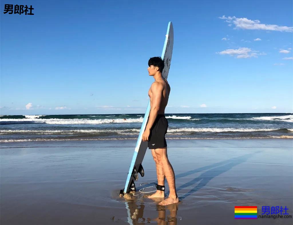 全网冲浪肌肉型男大比拼！一水泳裤腱子肉小狼狗，太A了！ - 51虹马