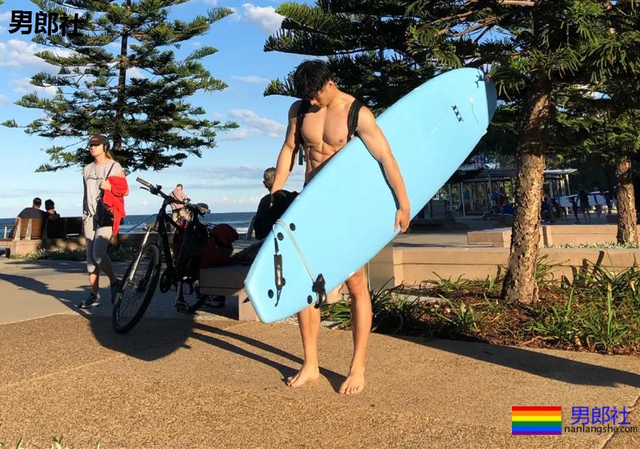 全网冲浪肌肉型男大比拼！一水泳裤腱子肉小狼狗，太A了！ - 51虹马