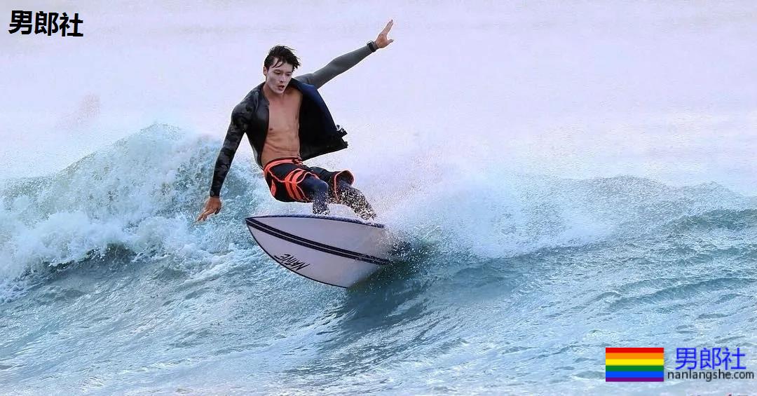 全网冲浪肌肉型男大比拼！一水泳裤腱子肉小狼狗，太A了！ - 51虹马