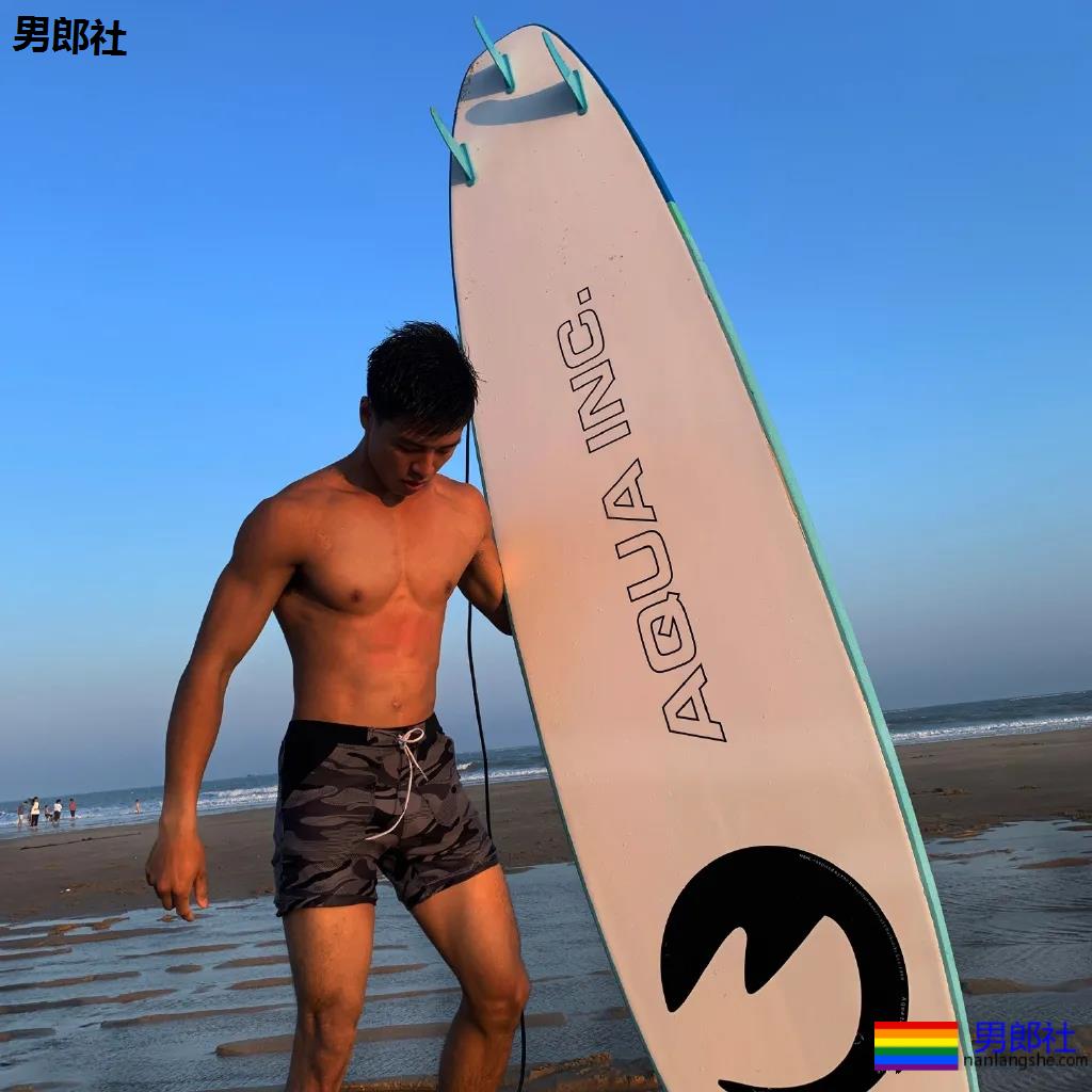 全网冲浪肌肉型男大比拼！一水泳裤腱子肉小狼狗，太A了！ - 51虹马