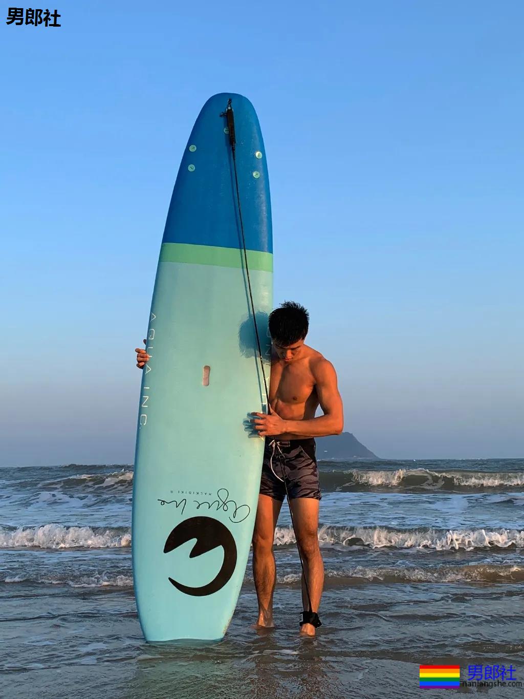 全网冲浪肌肉型男大比拼！一水泳裤腱子肉小狼狗，太A了！ - 51虹马