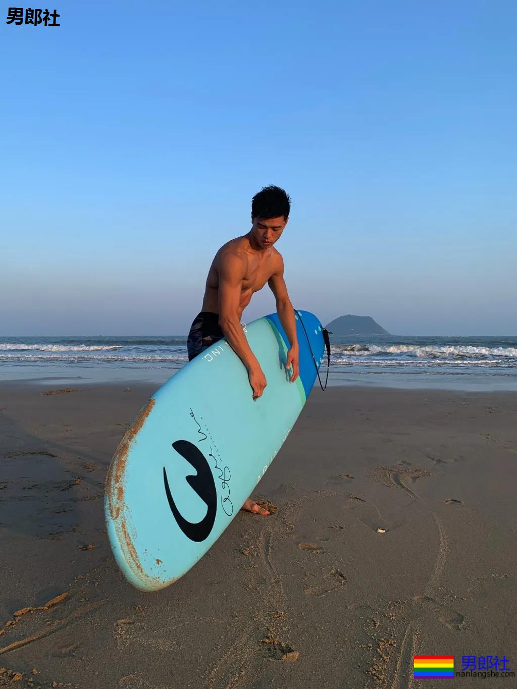 全网冲浪肌肉型男大比拼！一水泳裤腱子肉小狼狗，太A了！ - 51虹马