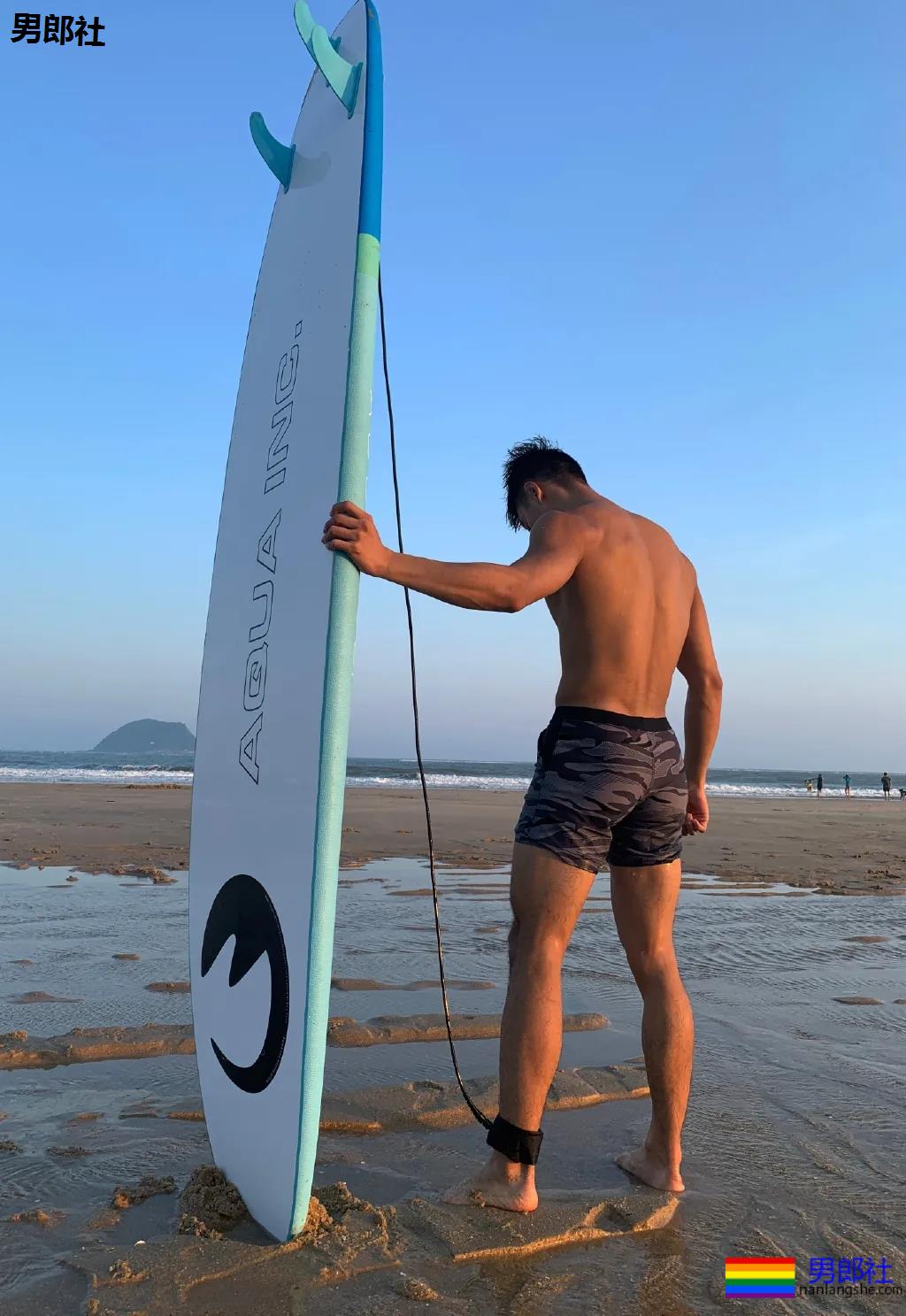 全网冲浪肌肉型男大比拼！一水泳裤腱子肉小狼狗，太A了！ - 51虹马