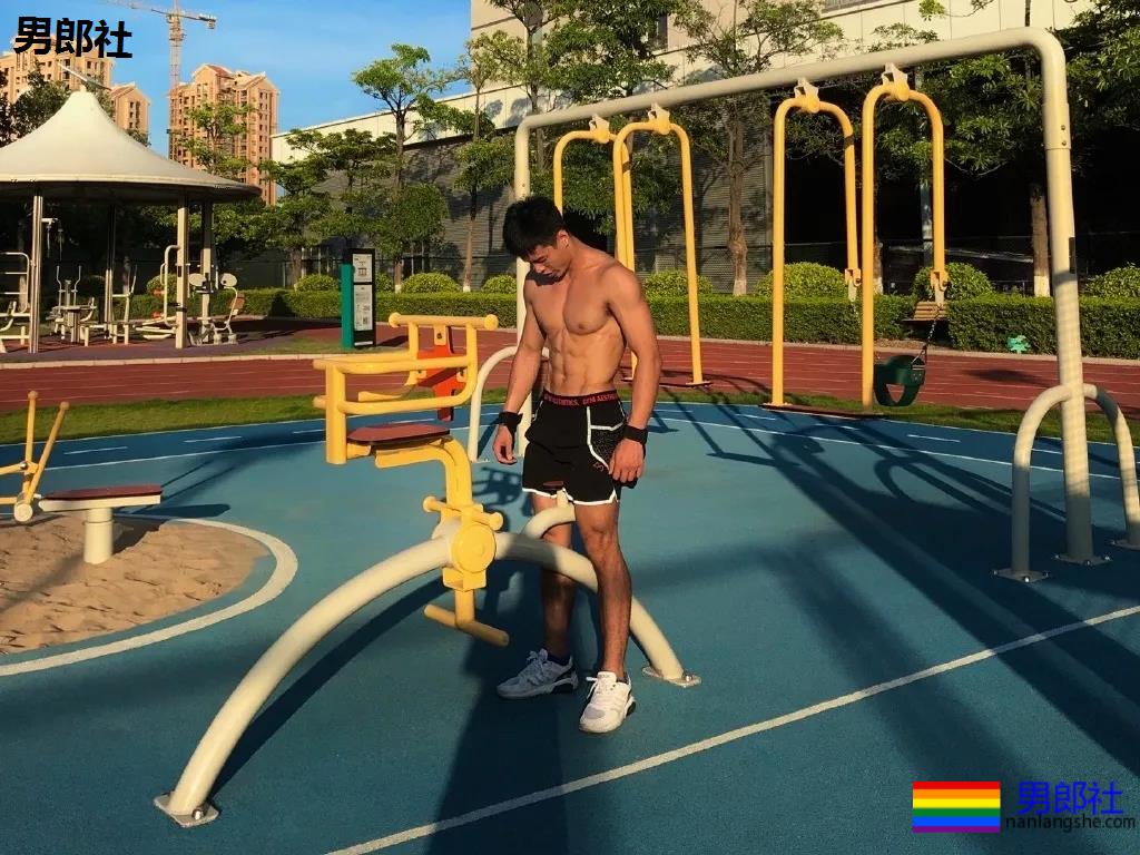 全网冲浪肌肉型男大比拼！一水泳裤腱子肉小狼狗，太A了！ - 51虹马