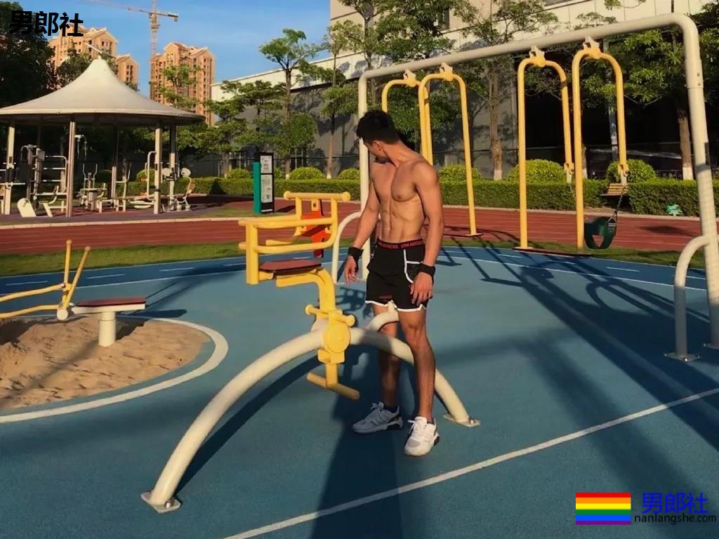 全网冲浪肌肉型男大比拼！一水泳裤腱子肉小狼狗，太A了！ - 51虹马