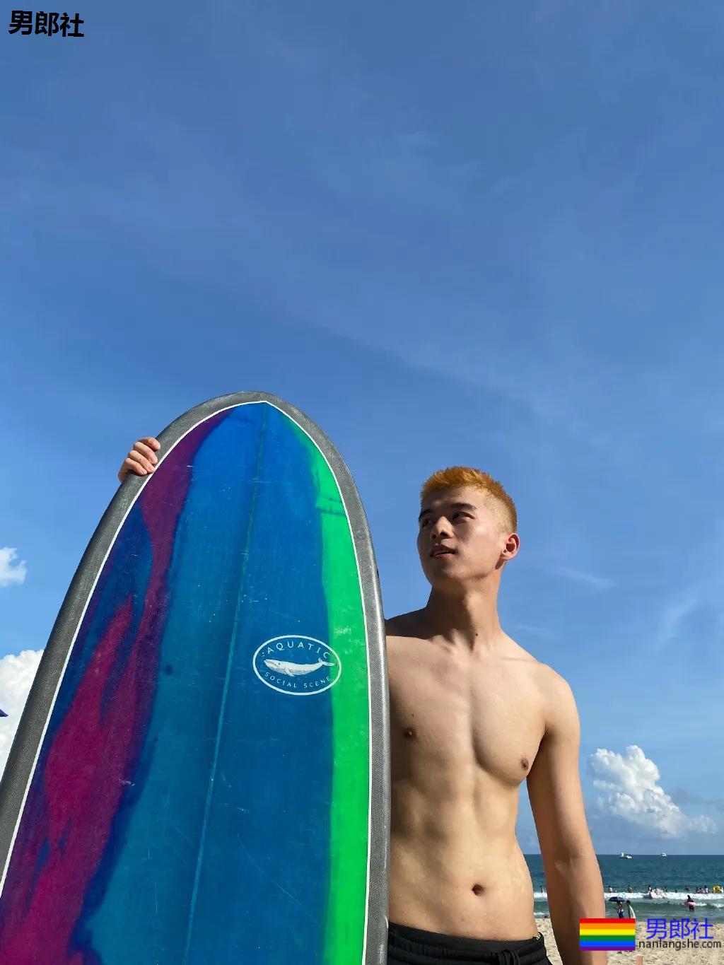 全网冲浪肌肉型男大比拼！一水泳裤腱子肉小狼狗，太A了！ - 51虹马