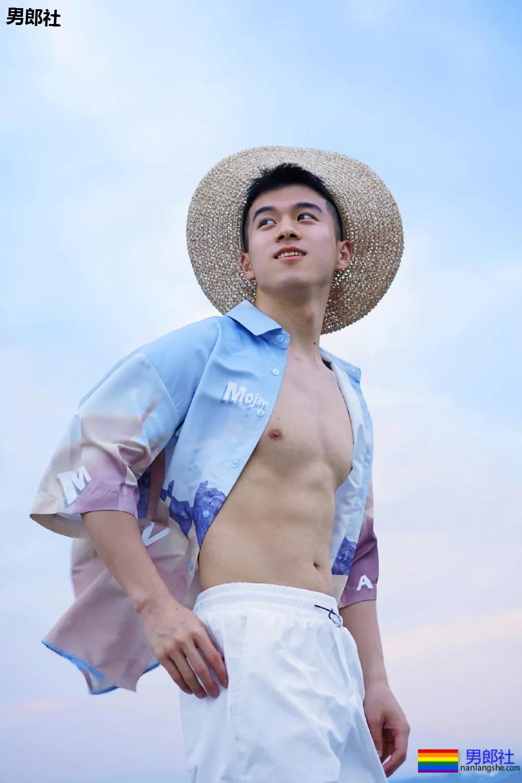 全网冲浪肌肉型男大比拼！一水泳裤腱子肉小狼狗，太A了！ - 51虹马