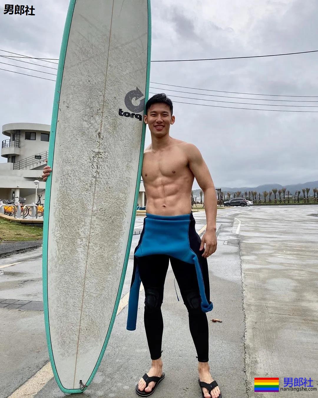 全网冲浪肌肉型男大比拼！一水泳裤腱子肉小狼狗，太A了！ - 51虹马