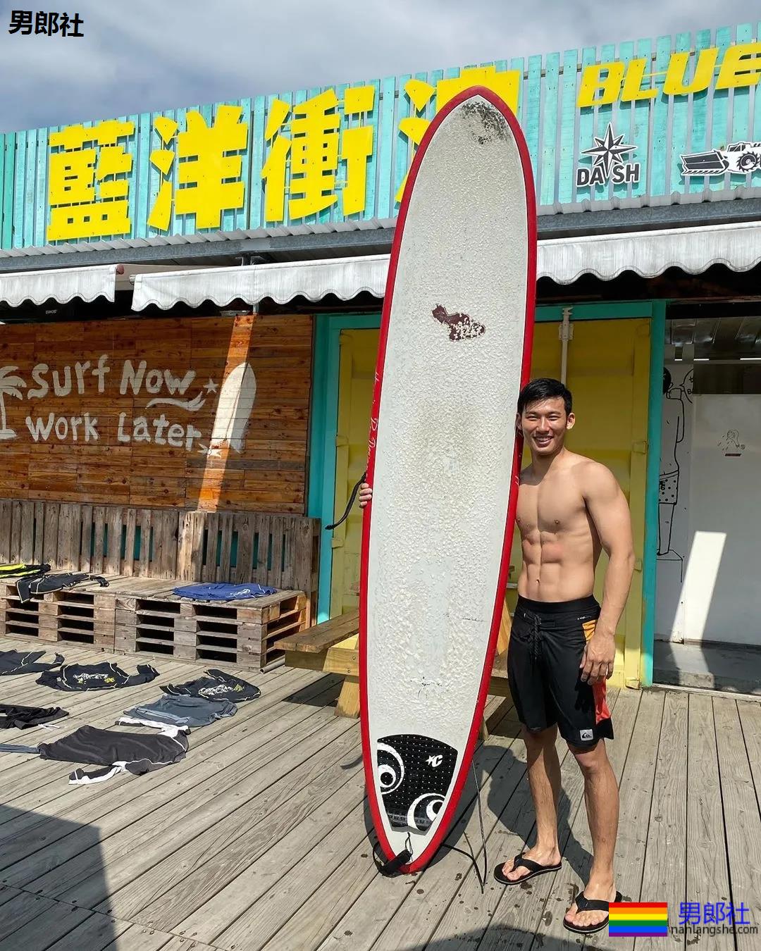 全网冲浪肌肉型男大比拼！一水泳裤腱子肉小狼狗，太A了！ - 51虹马